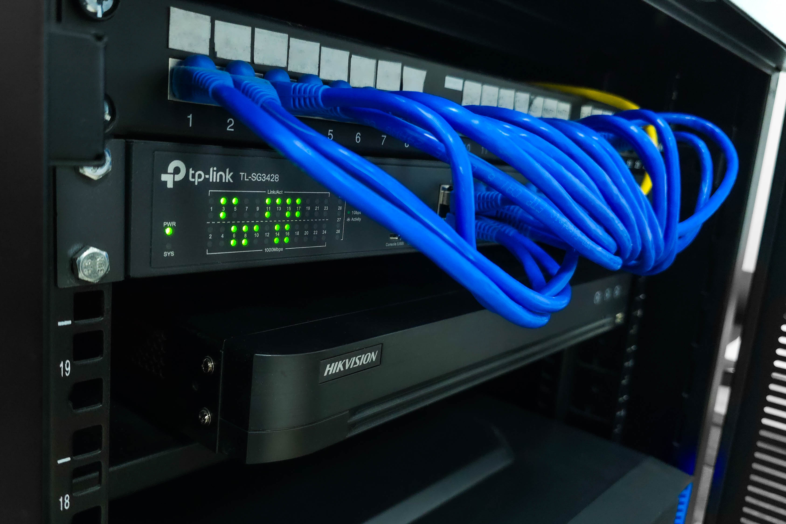 Extinderea unei rețele prin cablu pare, la prima vedere, un lucru simplu. In practică, majoritatea problemelor de internet lent sau instabil pornesc exact de la cablări făcute „după ureche”.