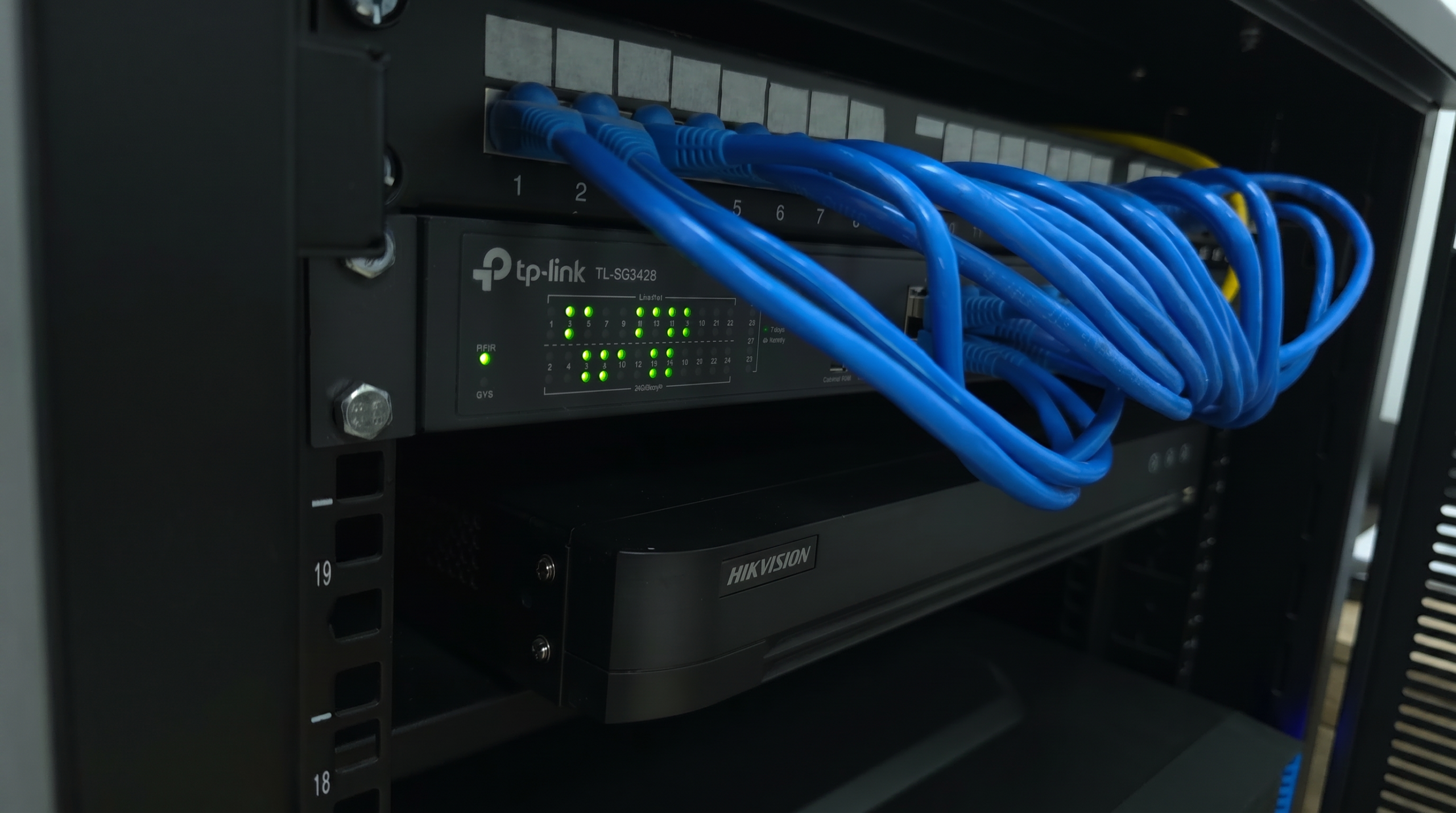 Rack de rețea cu switch TP-Link gestionat, instalat pentru o firmă din Vrancea de un tehnician IT Focșani
